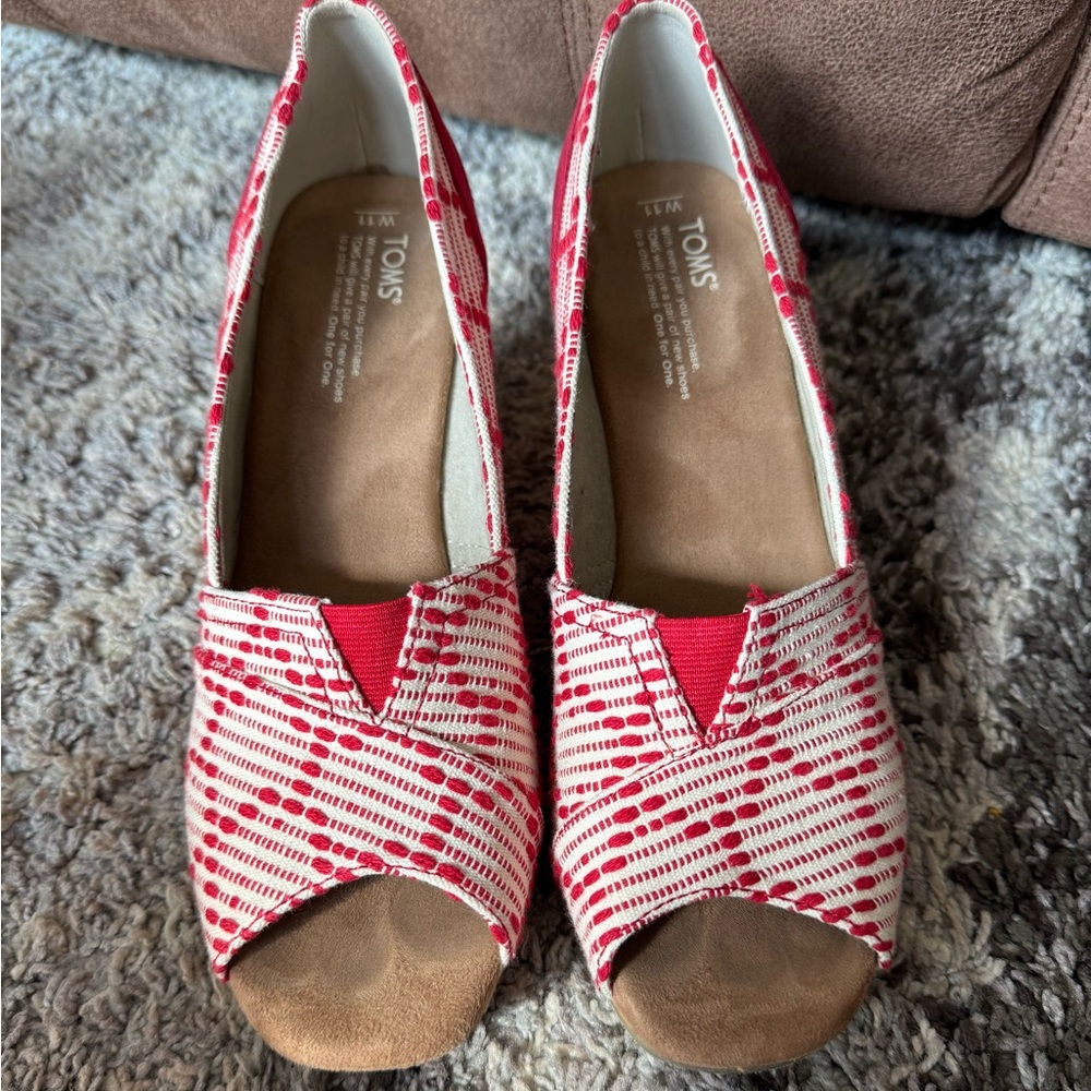 Tom’s wedge heels